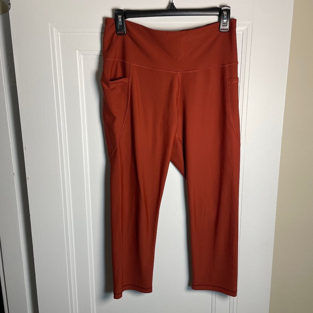 Old Navy Elevate High-Waisted Cropped Leggings in Rust Red